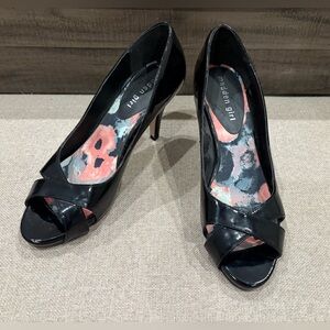 EUC Women’s MADDEN GIRL Black Patent Peep-Toe Pumps (9.5)